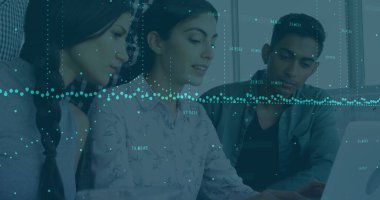 Ofiste çalışan iş adamlarının mali veri işleme görüntüsü. Küresel hesaplama, finans, iş ve veri işleme kavramı dijital olarak oluşturulmuş görüntü.