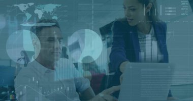 Ofiste dizüstü bilgisayarla tartışan kadın ve erkeğin istatistiksel veri işleme görüntüsü. İş veri teknolojisi kavramı