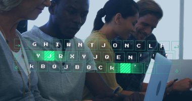 Ofiste birlikte çalışan çeşitli meslektaşlara karşı veri işleme görüntüsü. Bilgisayar arayüzü ve iş teknolojisi kavramı