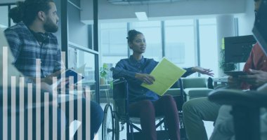 Ofisteki iş adamları üzerinde finansal veri işleme resmi. Küresel iş, hesaplama, bağlantılar ve dijital olarak oluşturulmuş görüntü veri işleme kavramı.