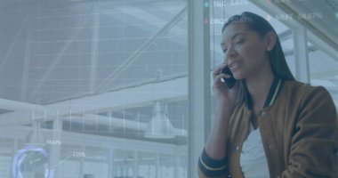 Grafikler, daireler ve ticaret kurulu, koridorda telefonda konuşan melez iş kadını. Dijital bileşik, çoklu pozlama, rapor, borsa, iletişim, ofis ve teknoloji.