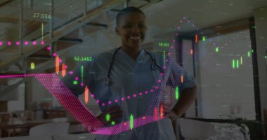 Afro-Amerikan kadın doktor üzerinden veri işleme görüntüsü. Küresel tıp, bağlantılar, hesaplama ve veri işleme kavramı dijital olarak oluşturulmuş görüntü.