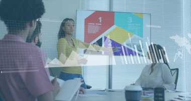 Ofisteki çeşitli iş adamlarının veri işleme görüntüsü. Küresel iş ve dijital arayüz kavramı, dijital olarak oluşturulmuş görüntü.