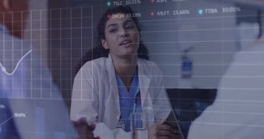 Çeşitli doktorların hasta raporlarını tartışırken birden fazla grafik ve takas panolarının görüntüsü. Dijital bileşik, takım çalışması, rapor, iş dünyası, borsa, tıbbi ve sağlık konsepti.