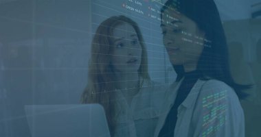 Ofiste iş tartışması yapan çeşitli meslektaşların mali veri işleme görüntüsü. Küresel iş, finans, hesaplama ve dijital arayüz kavramı dijital olarak oluşturuldu.