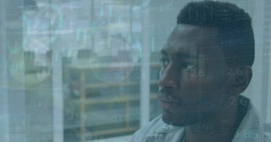 Afro-Amerikan iş adamının ofisindeki veri işleme görüntüsü. Küresel iş ve dijital arayüz kavramı dijital olarak oluşturulmuş görüntü.