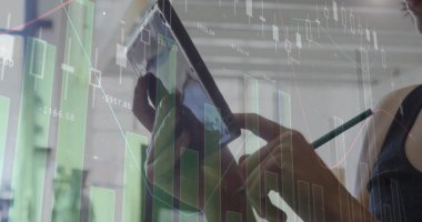 Tablet kullanan beyaz iş kadınının mali veri işleme görüntüsü. Dijital olarak oluşturulmuş görüntü üzerinde küresel iş, bağlantılar, hesaplama ve veri işleme.