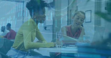 Ofiste iş tartışan çeşitli kadın meslektaşların mali veri işleme görüntüsü. İş, finans, takım çalışması ve dijital görüntü arayüzü kavramı.