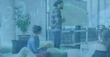 Muhtelif meslektaşların ofiste toplanmasıyla ilgili finansal veri işleme resmi. İş, finans, takım çalışması ve dijital görüntü arayüzü kavramı.