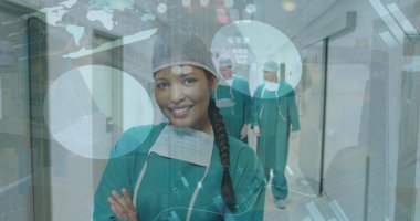 Koridorda çapraz duran melez kadın kolları üzerinde bilgi arayüzü görüntüsü. Dijital bileşik, çoklu pozlama, küresel, rapor, finans, tıbbi ve sağlık konsepti.