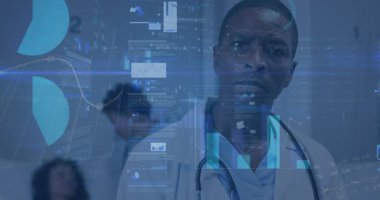 Hastanedeki panoya yazı yazan Afro-Amerikan erkek doktorun veri işleme görüntüsü. Tıbbi sağlık ve teknoloji konsepti