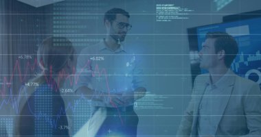 İş adamları bir konferans odasında birbirleriyle etkileşime girerler borsa görüntüsü kırmızı, mor ve mavi borsa işaretleri ve grafikleri ile gösterilir. Borsada fiyat yükselir ve düşer. 