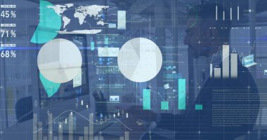 Ofisteki bilgisayarı kullanan Kafkas işadamının mali verileri ve grafikleri. ticari, finans, ekonomi ve teknoloji konsepti dijital olarak oluşturulmuş imaj.