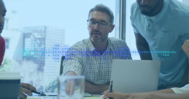 İki meslektaş modern bir ofiste dizüstü bilgisayar kullanıyor ve konuşuyor. Bir frekans analizcisi ve ses seviyesi yüksekliği ölçer resmi siyah bir arkaplanda mavi karelerde görüntülenir. Bu kavramsal olarak sağlam bilgiyi temsil eder ve kullanılması amaçlanır.