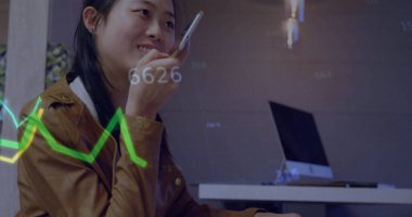 Asyalı iş kadınının akıllı telefondan konuşmasının şema ve veri işleme görüntüsü. Küresel iş, teknoloji ve dijital arayüz kavramı dijital olarak oluşturulmuş görüntü.