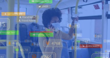 Otobüste cep telefonuyla konuşan Afrikalı Amerikalı bir kadının sosyal medya bildirimleri. Dijital bileşik, covid, afro saç, küresel bağlantı, internet, teknoloji ve seyahat kavramı.