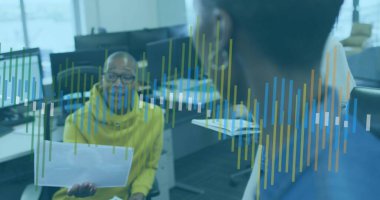 Ofisteki Afrikalı Amerikalı bir kadının mali durumu. İş, ofis ve teknoloji konseptinde çalışmak dijital olarak üretilen imaj.