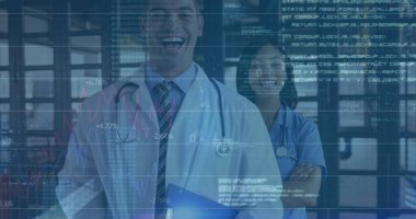 Hastanede gülümseyen çeşitli erkek ve kadın doktorların istatistiksel veri işleme görüntüleri. Tıbbi sağlık ve iş verileri teknolojisi kavramı