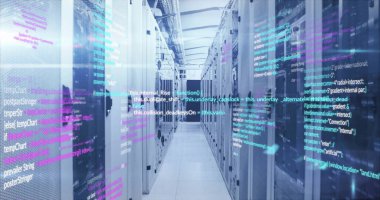 Veri merkezindeki sunucular üzerinden veri işleme resmi. Teknoloji, bilgisayar, ağ, dijital, altyapı