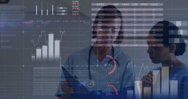 Çeşitli doktorların istatistik ve veri işleme görüntüleri. Küresel tıp, dijital arayüz ve dijital olarak oluşturulan veri işleme kavramı.