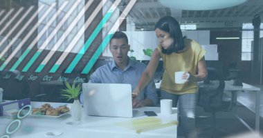 Ofisteki çeşitli iş adamlarının veri işleme görüntüsü. Küresel iş ve dijital arayüz kavramı, dijital olarak oluşturulmuş görüntü.