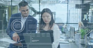 Ofisteki çeşitli iş adamları üzerinde finansal veri işleme animasyonu. Küresel finans, iş, bağlantılar, hesaplama ve veri işleme kavramı dijital olarak oluşturulmuş video.