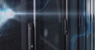 Bilgisayar sunucuları üzerinde dijital veri işleme animasyonu. Küresel siber güvenlik, bağlantılar, hesaplama ve veri işleme kavramı dijital olarak oluşturuldu.