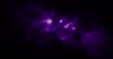 Siyah arkaplanda hareket eden parlak ışık izlerinin animasyonu. Renk, şekil, ışık ve hareket konsepti dijital olarak oluşturulmuş video.