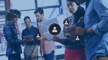 Ofisteki farklı iş adamlarının insanlarla olan bağlantılarının animasyonu. Küresel finans, iş, bağlantılar, hesaplama ve veri işleme kavramı dijital olarak oluşturulmuş video.