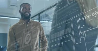 Ofisteki çeşitli iş adamları üzerinde finansal veri işleme animasyonu. Küresel finans, iş, bağlantılar, hesaplama ve veri işleme kavramı dijital olarak oluşturulmuş video.