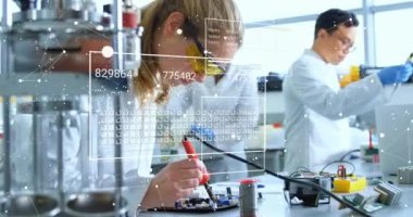 Laboratuvardaki çeşitli bilim adamları üzerinde bilimsel veri işleme animasyonu. Küresel bilim, bağlantılar, hesaplama ve veri işleme kavramı dijital olarak oluşturulmuş video.