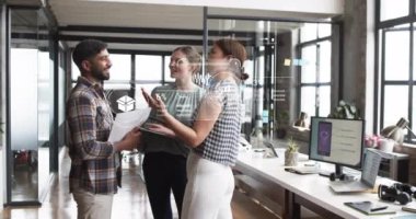 Dijital ekranların animasyonu. Ofiste konuşan çeşitli meslektaşların verileri. Teknoloji, iş ve dijital arayüz kavramı dijital olarak oluşturulmuş video.