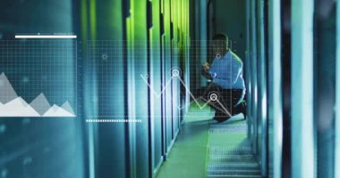 Bilgisayar sunucuları tarafından dizüstü bilgisayarı olan Afro-Amerikan bir adamın dijital veri işleme animasyonu. Dijital olarak oluşturulmuş küresel bağlantılar, hesaplama ve veri işleme kavramı.