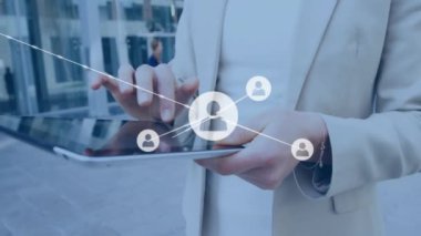 Tablet kullanan beyaz adamın üzerindeki dünya simgeleriyle bağlantı ağının animasyonu. Küresel teknoloji, bağlantılar, hesaplama ve veri işleme kavramı dijital olarak oluşturulmuş video.