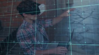 VR kulaklık kullanan beyaz okul öğrencisinin veri işleme animasyonu. Küresel teknoloji, eğitim, bağlantılar, hesaplama ve veri işleme kavramı dijital olarak oluşturulmuş video.