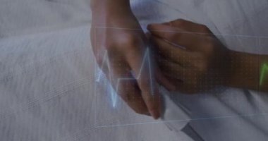 Hastane yatağında yatan yaşlı melez kadının kardiyograflarının animasyonu. Tıp, emeklilik ve dijital arayüz konsepti dijital olarak oluşturulmuş video.