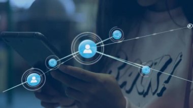 Ofisteki iki ırklı iş kadınına göre insanlarla olan bağların animasyonu. Küresel finans, iş, bağlantılar, hesaplama ve veri işleme kavramı dijital olarak oluşturulmuş video.