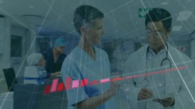 Hastanede konuşan çeşitli doktorların diyagram ve veri işleme animasyonları. Tıp ve dijital arayüz kavramı dijital olarak oluşturulmuş video.
