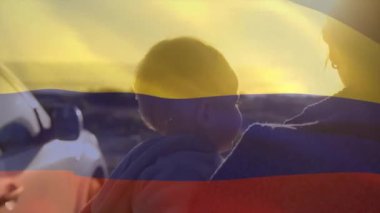 Kolombiya bayrağının sahilde bebeği olan beyaz bir annenin üzerinde canlandırılması. Yaşam tarzı, bayraklar ve vatanseverlik konsepti dijital olarak oluşturulmuş video.