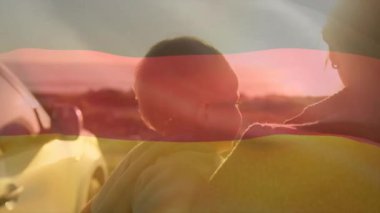 Alman bayrağının beyaz bir annenin bebeğini taşıması. Yaşam tarzı, bayraklar ve vatanseverlik konsepti dijital olarak oluşturulmuş video.