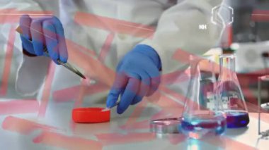Laboratuvardaki bilim adamının DNA iplikçiklerinin ve ekolojik ikonlarının animasyonu. Küresel bilim, bağlantılar, hesaplama ve veri işleme kavramı dijital olarak oluşturulmuş video.