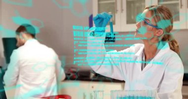 Laboratuvardaki çeşitli bilim adamları üzerinde bilimsel veri işleme animasyonu. Küresel bilim, bağlantılar, hesaplama ve veri işleme kavramı dijital olarak oluşturulmuş video.