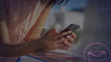Akıllı telefon kullanan iki ırklı kadının üzerindeki simgelerle bağlantı ağının animasyonu. Teknoloji, iş ve dijital arayüz kavramı dijital olarak oluşturulmuş video.