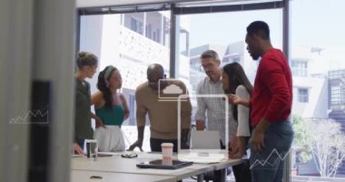 Ofisteki çeşitli iş adamları üzerinde finansal veri işleme animasyonu. Küresel finans, iş, bağlantılar, hesaplama ve veri işleme kavramı dijital olarak oluşturulmuş video.