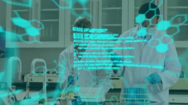 Laboratuvardaki çeşitli bilim adamları üzerinde bilimsel veri işleme animasyonu. Küresel bilim, bağlantılar, hesaplama ve veri işleme kavramı dijital olarak oluşturulmuş video.