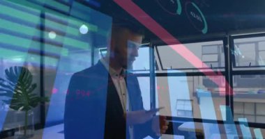 Beyaz iş adamının akıllı telefondan konuştuğu veri işleme ve diyagramların animasyonu. İş, teknoloji ve dijital arayüz kavramı dijital olarak oluşturuldu.