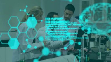 Bilimsel veri işleme ve insan beyninin laboratuvardaki çeşitli bilim adamları üzerinde canlandırılması. Küresel bilim, bağlantılar, hesaplama ve veri işleme kavramı dijital olarak oluşturulmuş video.
