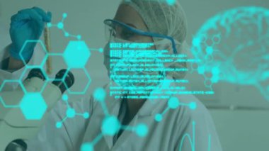 Veri işleme ve insan beyninin, laboratuardaki beyaz kadın bilim adamı üzerinde canlandırılması. Küresel bilim, bağlantılar, hesaplama ve veri işleme kavramı dijital olarak oluşturulmuş video.