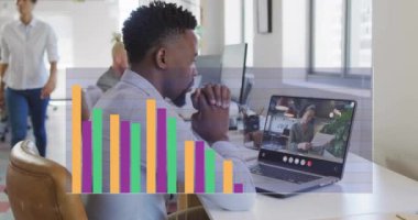 Afro-Amerikan iş adamının dizüstü bilgisayarındaki dijital veri işleme animasyonu. Dijital olarak oluşturulmuş küresel bağlantılar, hesaplama ve veri işleme kavramı.