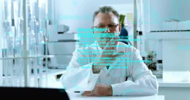 Kafkas erkek bilim adamının laboratuvarda bilimsel veri işleme animasyonu. Küresel bilim, bağlantılar, hesaplama ve veri işleme kavramı dijital olarak oluşturulmuş video.